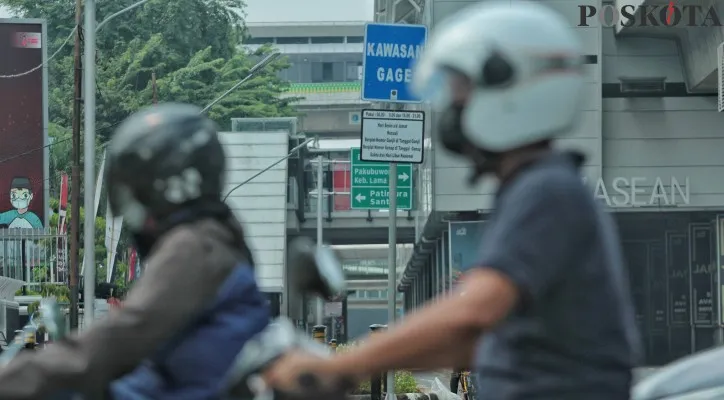 Sejumlah kendaraan melintasi kawasan Jalan Sisingamangaraja, Jakarta Selatan. (poskota/ahmad tri hawaari)