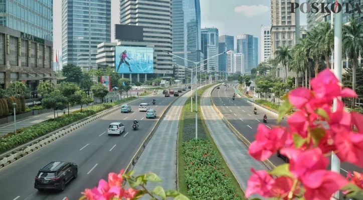 Suasana kendaraan lengang melintas saat kebijakan sistem pembatasan kendaraan bermotor berdasarkan pelat nomor ganjil-genap di kawasan Jalan M.H Thamrin, Jakarta Pusat, Sabtu (16/10/2021). (poskota/ahmad tri hawaari)