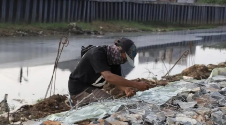 Antisipasi banjir, Pemkot Tangerang rapikan saluran dan perkuat turab. (ist)