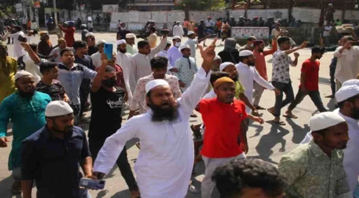 Unjuk rasa di berbagai tempat di Bangladesh setelah beredar foto Alquran diletakkan di lutut Dewa Hindu. (foto Abu Sufian Jewel/UNB)