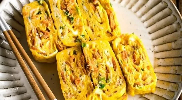 Cara pembuatan makanan Jepangan, Tamagoyaki. (Foto/Pinterest/@justonecookbook.com)