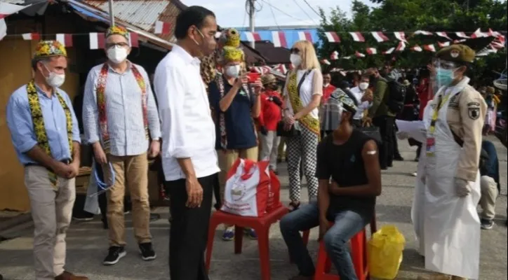 Presiden Joko Widodo saat tinjau vaksinasi dari pintu ke pintu di Kaltara. (Foto: biro pers).