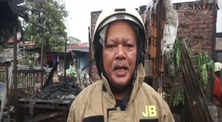 Petugas pemadam kebakaran, Djoko Susilo saat memberikan keterangan soal penyebab kebakaran di Jalan Asrama Polri, Cengkareng, Jakarta Barat, Rabu (20/10/2021). (foto: muhammad ikbal)