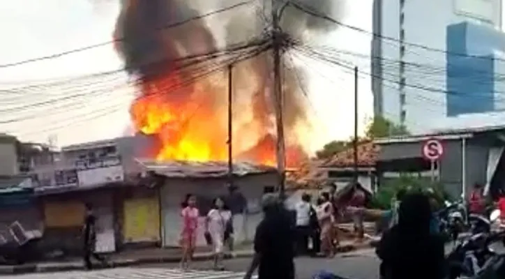 Kebakaran di Jalan Asrama Polri, Cengkareng, Jakara Barat, Rabu (20/10/2021). (foto: tangkapan layar/ist)