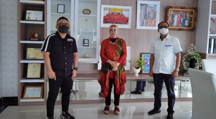 Anta Ginting (kanan) didampingi Ketua Kadin DKI Jakarta, Diana Dewi dan Wakil Ketua Kadin DKI, Laja Lapian, siap maju mencalonkan diri dalam bursa calon Kadin Jaktim. (foto: ist)