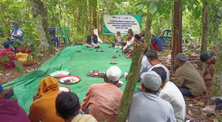 Warga Desa Sambik Elen Kecamatan Bayan, Kabupaten Lombok Utara, Nusa Tenggara Barat (NTB) mengikuti pelatihan budidaya umbi porang Desa Sejahtera Astra. (ist)