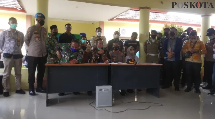 Ratusan warga Cilowong saat melakukan audiensi bersama Wali Kota Serang, Syafruddin. (foto: luthfi)