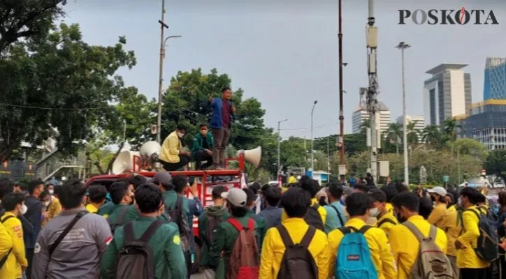 Massa aksi Aliansi BEM SI saat lancarkan aksi demonstrasi di Kawasan Bundaran Patung Kuda, Jalan Medan Merdeka Barat, Jakarta Pusat. (foto: cr-05)