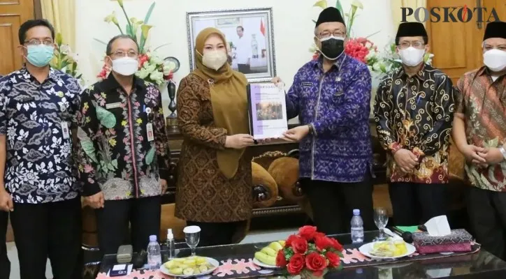 Rektor UIN Sultan Hasanudin Banten, Wawan Wahyudin saat bertemu Bupati Irna di Pendopo Pandeglang, Kamis (21/10/2021). (foto: yusuf)