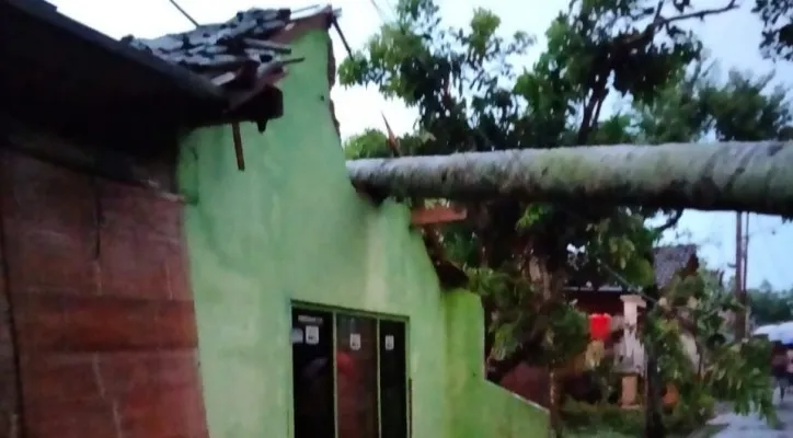 Kondisi rumah warga usai diterjang angin kencang di Kecamatan Pabelan, Kabupaten Semarang, Kamis (21/10/2021). (foto: dok. bnpb)