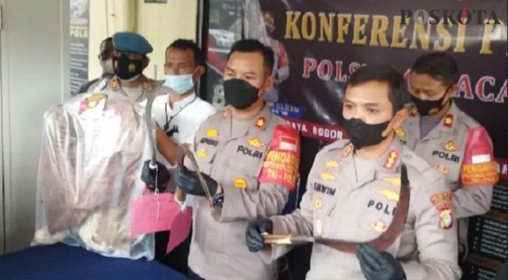 Polisi menunjukkan barang bukti kasus pengeroyokan yang menewaskan korban FS (16) di Jalan Raya Centex, Kecamatan Ciracas (foto: cr02) 