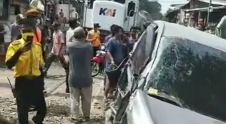 Kondisi mobil inova rusak berat pada sisi kanan setelah tertabrak kereta di perlintasan medaksa. (foto: ist)