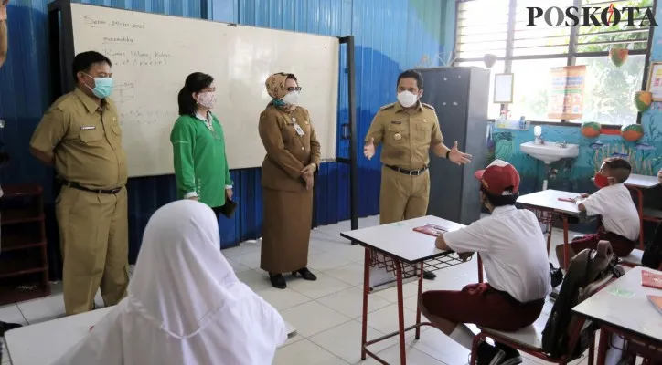 Wali Kota Tangerang, Arief R. Wismansyah saat meninjau pelaksanaan PTM di SDN 1 Tangerang. (foto: muhammad iqbal)