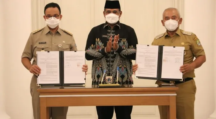 Penandatanganan kontrak pemanfaatan lahan TPST Bantargebang yang dilakukan Gubernur Anies Baswedan dan Walikota Bekasi, Rahmat Efendi.  (Ist)