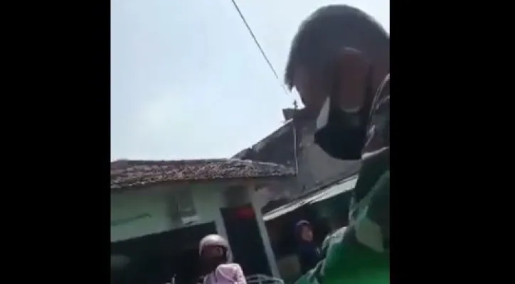 Oknum aparat tuding pria penolak vaksin seorang anggota FPI (Instagram/@Irene_Ang2)