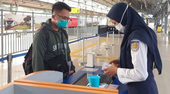 Suasana pengguna kereta api menggunakan NIK di Stasiun Senen dipandu petugas jaga. (Foto/Ist)