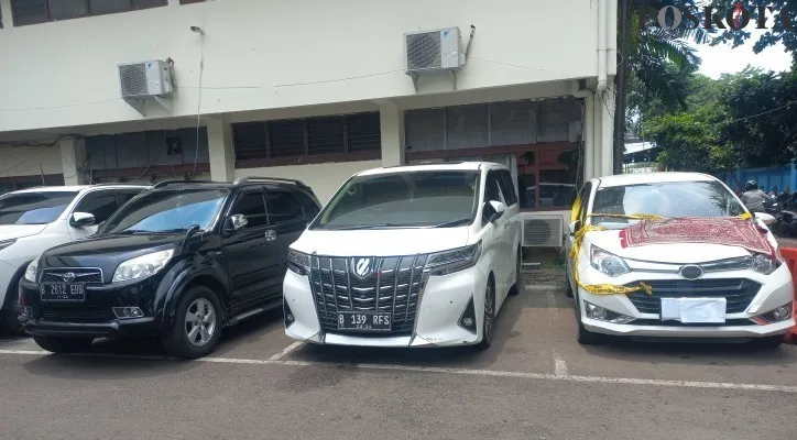 Mobil milik selebgram Rachel Vennya yang terparkir di Polda Metro Jaya. (foto: poskota/novriadji wibowo)