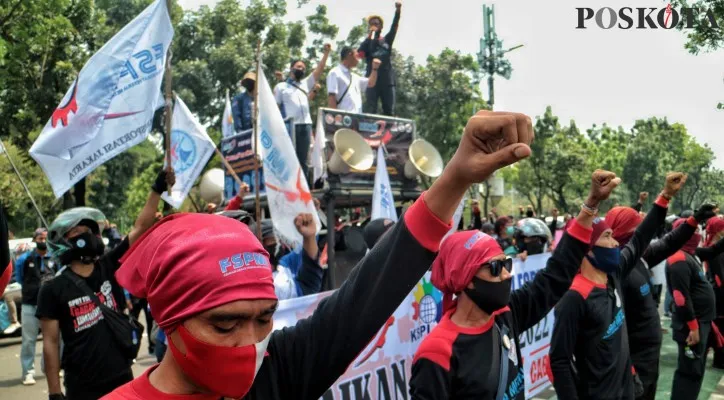 Buruh yang tergabung dalam Federasi Serikat Pekerja Metal Indonesia (FSPMI) DKI Jakarta berunjuk rasa di depan Gedung Balai Kota, Jakarta, Selasa (26/10/2021). Dalam Aksi tersebut menuntut kenaikan Upah Minimum 2022 sebesar 10% juga mencabut UU Omnibus Law. (foto: poskota/ahmad tri hawaari)