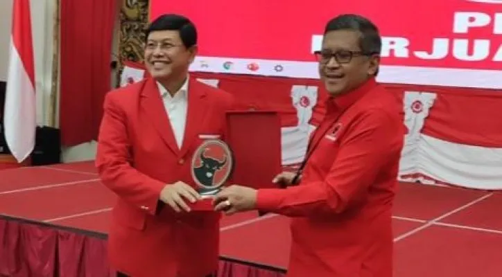 Sekjen PDIP Hasto Kristiyanto memberikan plakat PDIP kepada Ketua Umum PKP Mayjen Mar (Purn) Yussuf Solichien. (ist)