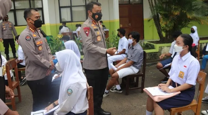 Kapolda Banten Irjen Dr Rudy Heriyanto Adi Nugroho menyapa pelajar saat vaksin Covid-19. (ist)