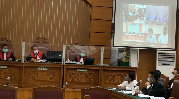 Sidang Lanjutan kasus Unlawful Killing Laskar FPI dengan terdakwa Briptu Fikri Kurniawan dan Ipda M Yusmin Ohorella di Ruang Sidang Utama PN Jakarta Selatan, Selasa (25/10/2021). (foto: ist)