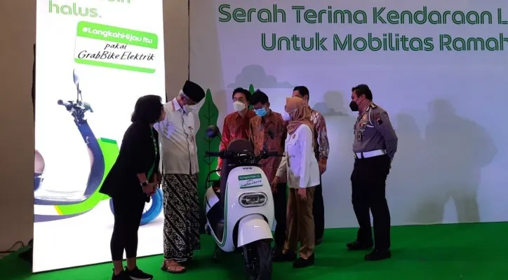 Grab dan Viar akan menghijaukan kota Semarang dengan moda transportasi motor listrik yang akan ditawarkan Grab. (Foto/Grab)