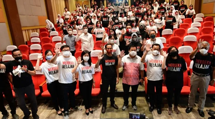 Mendikbudristek Nadiem Anwar Makarim saat tinjau pelaksanaan pembelajaran tatap muka. (Foto/Ist)