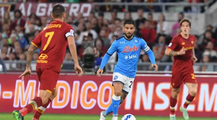 Aksi Lorenzo Insigne (tengah) saat Napoli melawan AS Roma beberapa waktu lalu. (twitter sscnapoli)