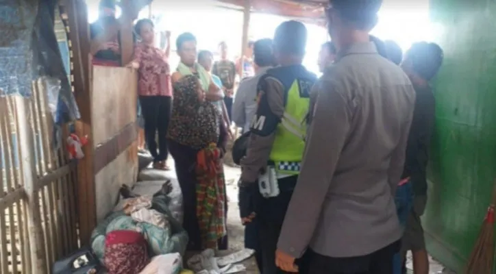 Jenazah Juhe saat akan dievakuasi oleh personil Polres Cilegon ke RSUD Kota Cilegon. (ist)