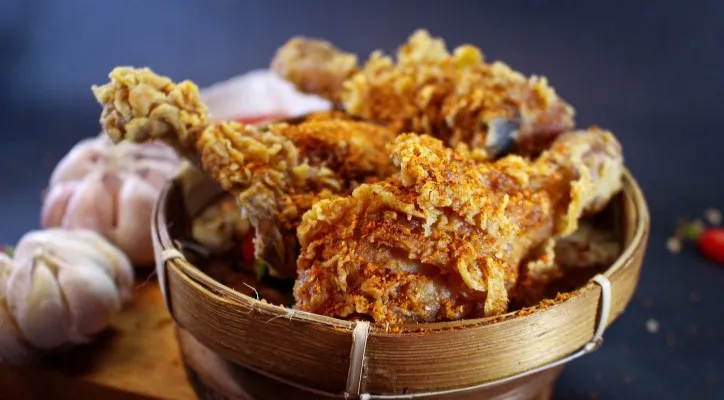 Ayam goreng banyak pilihannya, salah satunya ayam goreng crispy yang selalu menggugah selera makan. (Foto/Pixabay/@tresiahoban3)