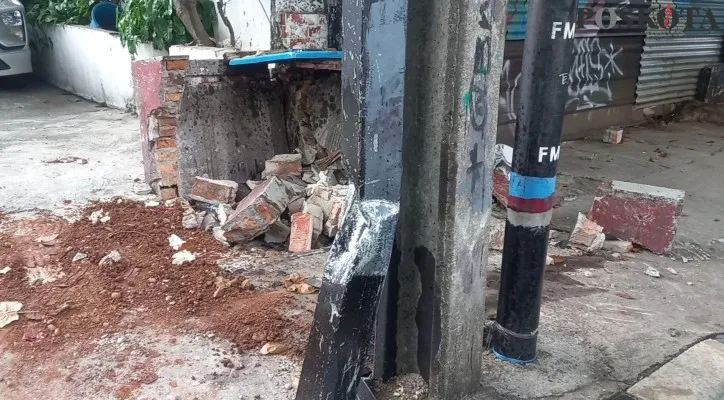 Suasana Lokasi Tempat Kejadian 2 Jambret Tewas Ditabrak Korbannya Dengan Mobil di Jl. KH. Abdullah Syafe’I, Tebet, Jaksel. (Foto/Poskota.co.id/Adji)