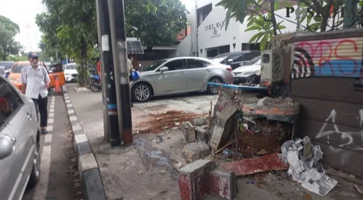 Suasana Lokasi Tempat Kejadian 2 Jambret Tewas Ditabrak Korbannya Dengan Mobil di Jl. KH. Abdullah Syafe’I, Tebet, Jaksel. (Foto/Poskota.co.id/Adji)