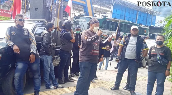 LSM GMBI Distrik Jakarta Utara saat menggeruduk kantor Walikota Jakarta Utara pada Kamis (28/10/2021) pagi. (foto: poskota/ yono)