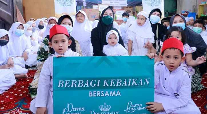 Dina Lorenza dan Dermaster saat menyerahkan bantuan untuk anak-anak panti. (ist)