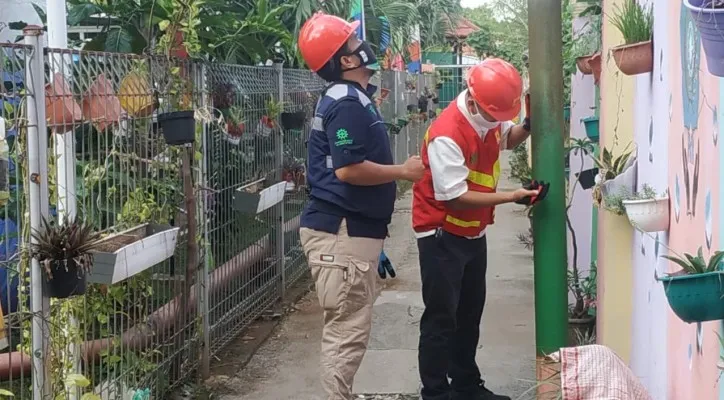 Petugas PLN tengah melakukan pemeriksaan rutin terhadap tiang dan gardu listrik. (ist)