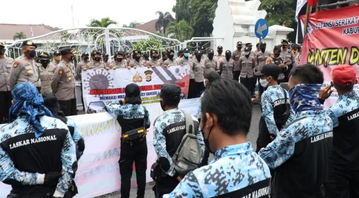 Suasana pertemuan perwakilan buruh dengan Wakil Bupati Serang, Panji Tirtayasa serta suasana aksi unjukrasa di luar gedung pendopo bupati serang. (Foto/Ist)