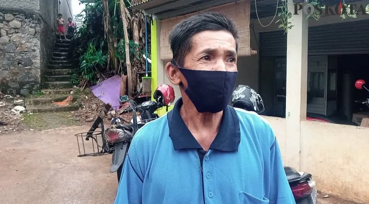 Mispianur (57) salah satu keluarga korban, NS (26) yang ditemui di halaman rumah korban di yang berada di Jalan Randu, Kampung Kranggan Kulon, Jatiraden, Jatisampurna, Kota Bekasi. Kamis (28/10/2021). (Foto/Poskota.co.id/Ihsan Fahmi)