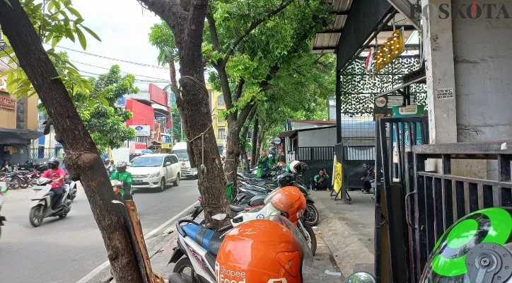 Kondisi parkir liar di Jalan Tanjung Duren Raya, Grogol Petamburan, Jakarta Barat. (foto: poskota/ cr01)