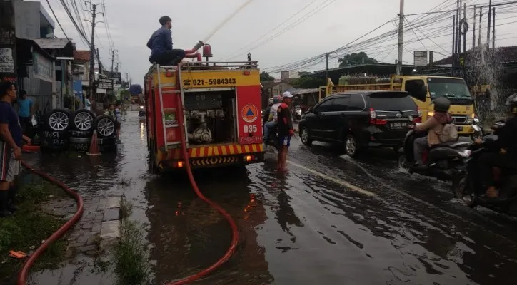 Tim BPBD Kabupaten Tangerang sedang melakukan penyedotan genangan air di Kecamatan Cikupa, Kabupaten Tangerang. (Foto/ BPBD Kabupaten Tangerang)