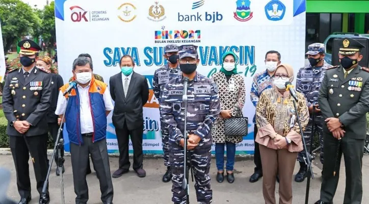 Bank bjb cabang Garut bekerja sama dengan Kolinlamil menggelar vaksinasi massal untuk usia pelajar, di SMK Negeri 4 Garut, Kamis (28/10/2021). (foto: ist)