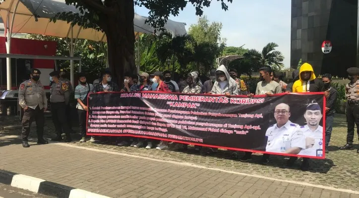 Puluhan Pemuda dari Kampak mendemo Gedung KPK, Kuningan, Jakarta Selatan. (adji)