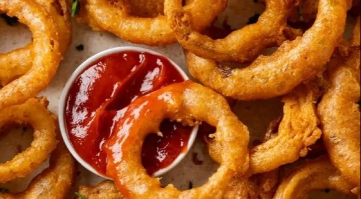 Mau Bikin Onion Ringnya Terasa Lebih Garing, Pakai Air Soda Saja, Bunda! Ini Resep Lengkapnya. (Foto/Pinterest/thecozycook.com)