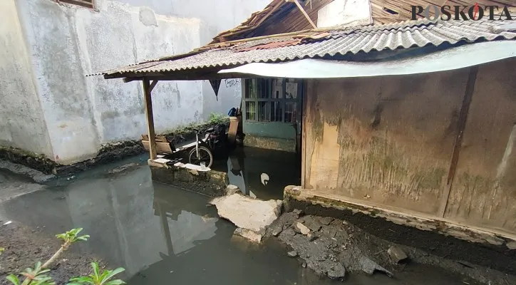 Salah satu rumah yang masih terendam banjir. (Foto/Poskota.co.id/Veronica)