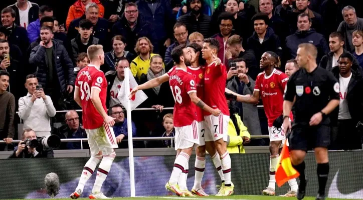 Cristiano Ronaldo dan kolega melakukan selebrasi usai mengawali pesta gol untuk Manchester United di markas Tottenham Hotspur dalam lanjutan liga Premier Inggris. (foto: ist)