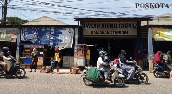 Suasana pasar tradisional di Kaliabang Tengah, Kota Bekasi beberapa waktu lalu. (Foto/Poskota.co.id/Ihsan Fahmi)