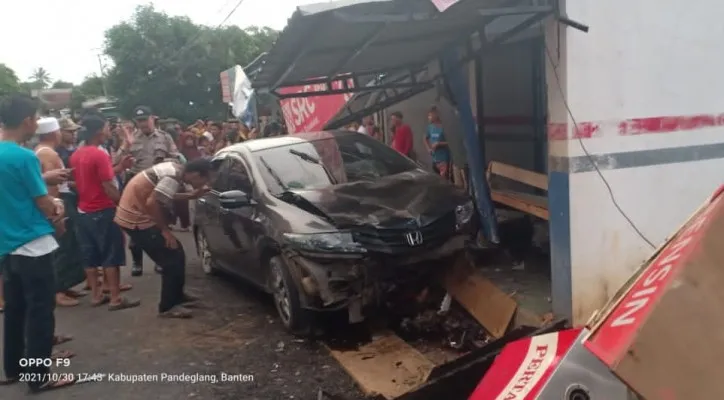 Potret kecelakaan maut di Jalan Cibaliung, tepatnya di Kampung Babakan Nangka, Desa Karyabuana, Kecamatan Cigeulis, Pandeglang, Banten, Sabtu  (30/10/2021) sekira pukul 17.00 WIB. (Foto/Ist)