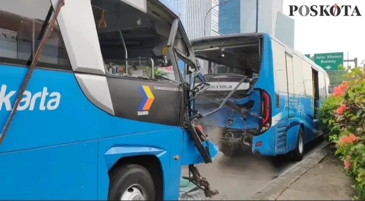 Kecelakaan dua bus Transjakarta yang terjadi pada Senin (25/10/2021) pagi di sekitar Halte Transjakarta Cawang Ciliwung, Jakarta Timur. (cr02)