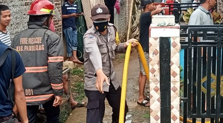 Kapolsek Pandeglang bersama personil memadamkan kobaran api yang membakar rumah warga di Pandeglang (Foto/Polsek Pandeglang)