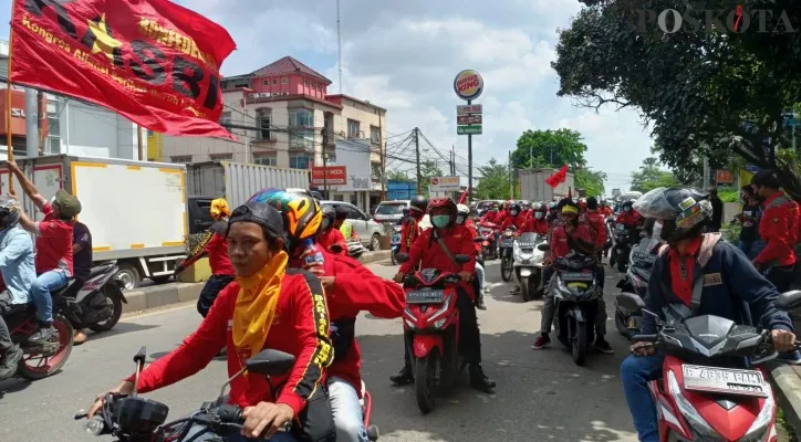 Konvoi buruh di Kota Tangerang. (foto: muhammad iqbal)