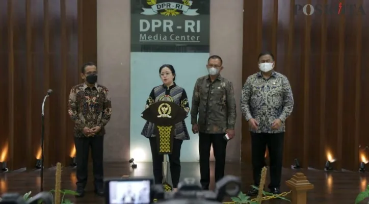 Ketua DPR RI, Puan Maharani menerima Surat Presiden pengajuan calon Panglima TNI dari Menteri Sekretaris Negara, Pratikno di Gedung Nusantara III, DPR, Senayan, Jakarta, Rabu (4/11/2021). Presiden Joko Widodo mengajukan KSAD Jendral Andika Perkasa sebagai calon tunggal Panglima TNI menggantikan Marsekal Hadi Tjahjanto yang memasuki masa pensiun. (foto: Poskota/Fernando Toga)